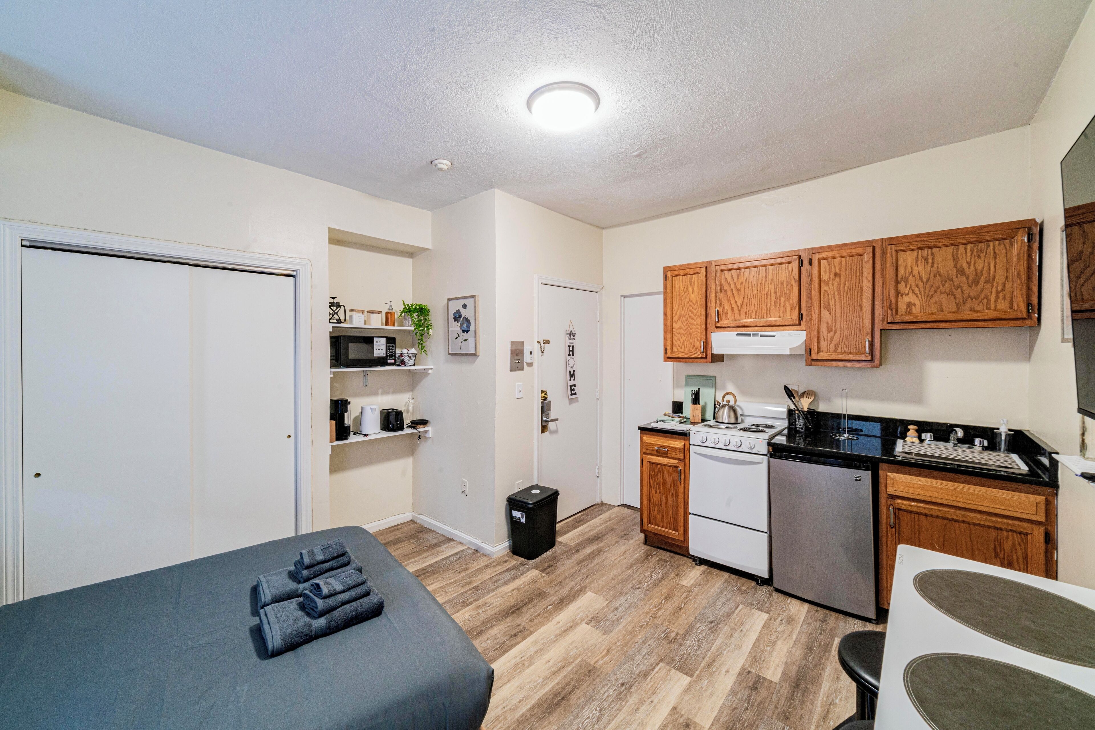 Iron/ironing board, free WiFi, bed sheets