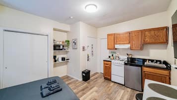 Tabla de planchar con plancha, wifi gratis y ropa de cama