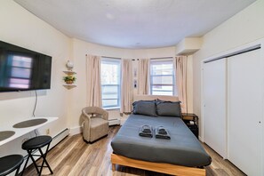 Iron/ironing board, free WiFi, bed sheets - Small Studio Walk  MassArt, Longwood  3 Min  T (Boston)