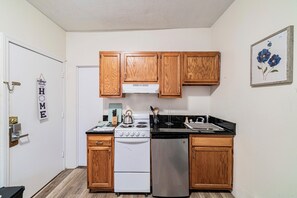Fridge, microwave, oven, stovetop - Small Studio Walk  MassArt, Longwood  3 Min  T (Boston)