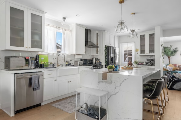 Mikrowelle, Ofen, Herdplatte, Geschirrspüler