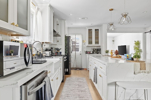 Hollywood Hideaway: Spacious 4-Bedroom Retreat w/Pool & Game room near Universal