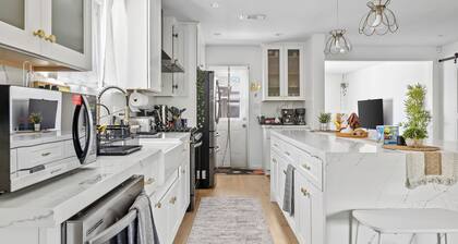 Hollywood Hideaway: Spacious 4-Bedroom Retreat w/Pool & Game room near Universal