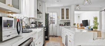 Hollywood Hideaway: Spacious 4-Bedroom Retreat w/Pool & Game room near Universal