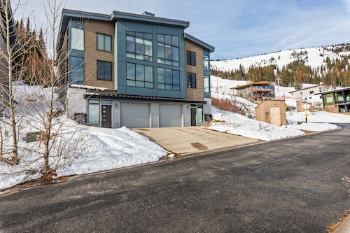 Modern Mountainside Retreat | Hot Tub & Views
