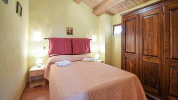 4 bedrooms, travel crib