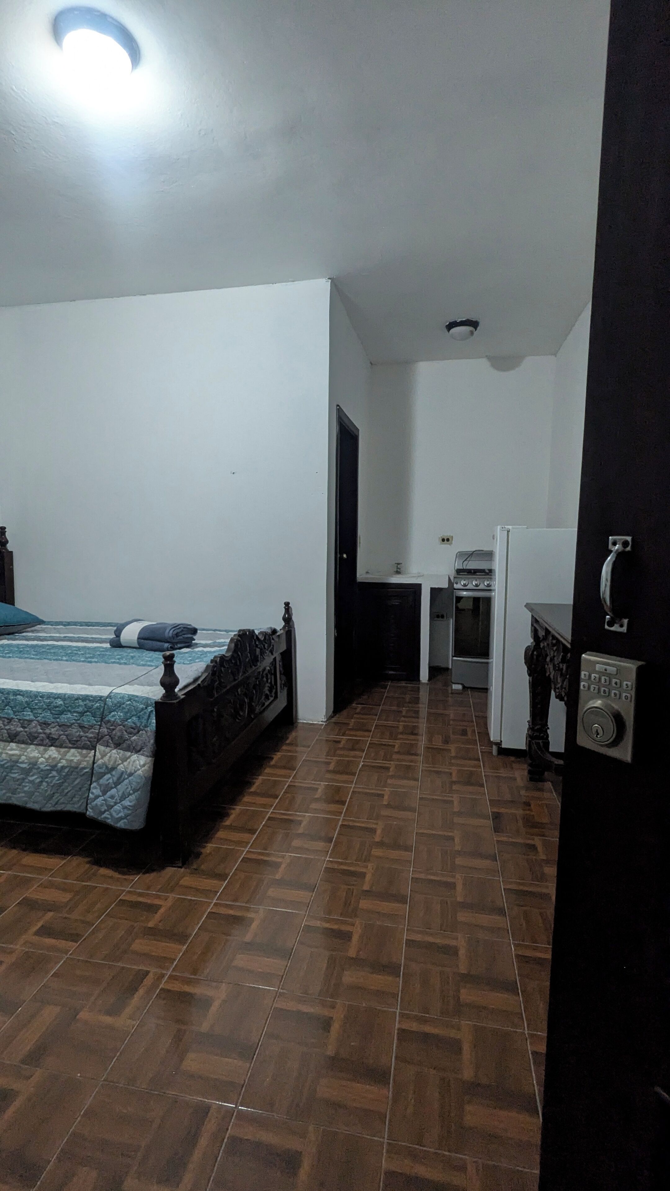 Classic Studio, 1 King Bed | Private kitchen