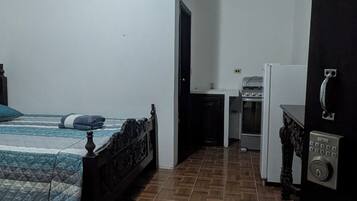 Classic Studio, 1 King Bed | Private kitchen