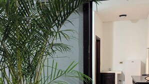 Estudio clásico, 1 cama de matrimonio grande | Zona de estar