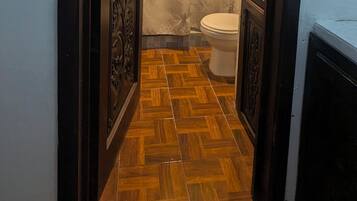 Classic Studio, 1 King Bed | Bathroom