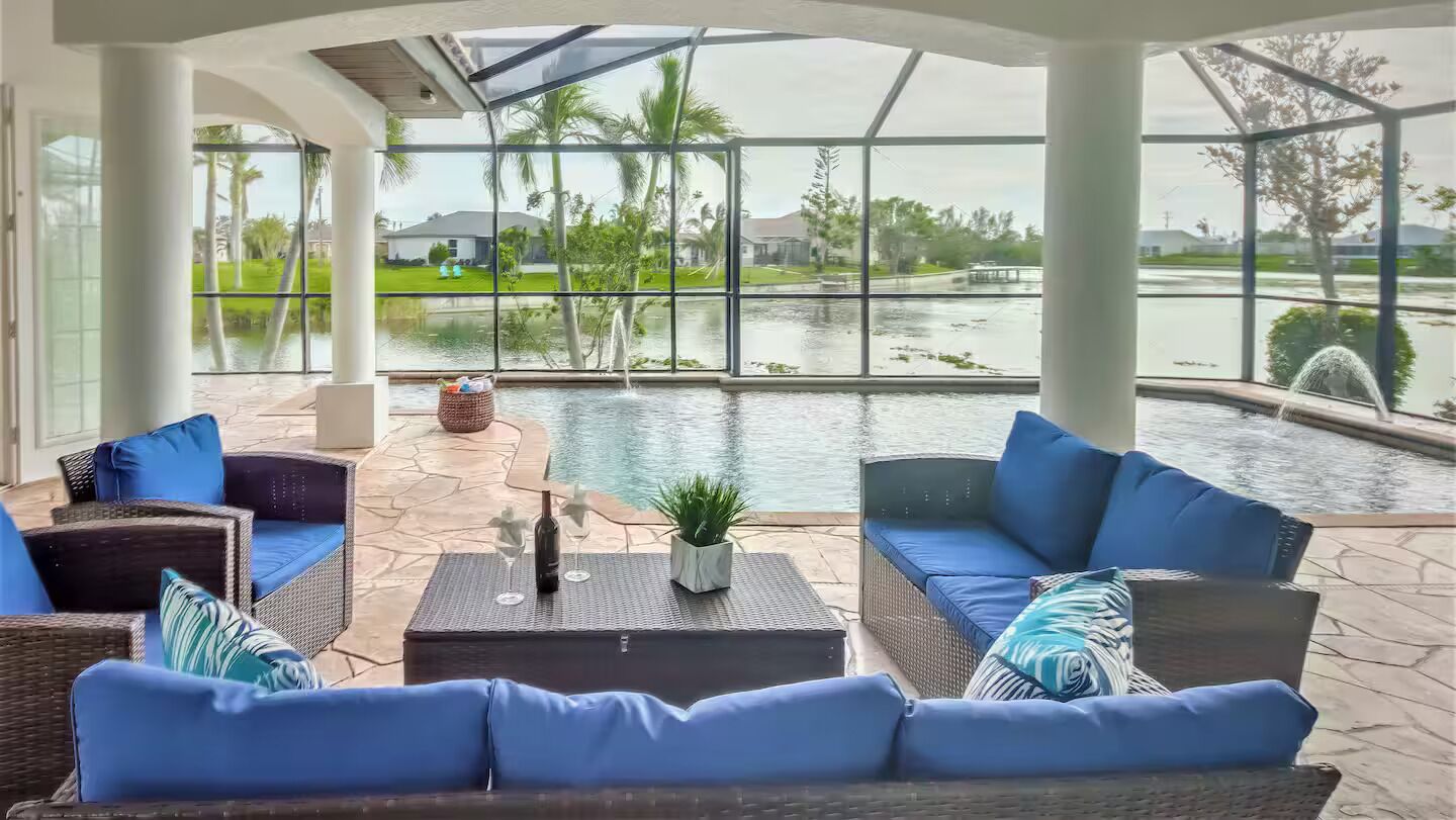 Una piscina al aire libre, una piscina climatizada