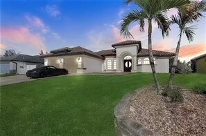 Exterior - Luxury Waterfront Villa – Private Pool, 4BR/3BA & Minutes to Dining & Beaches (Cape Coral)