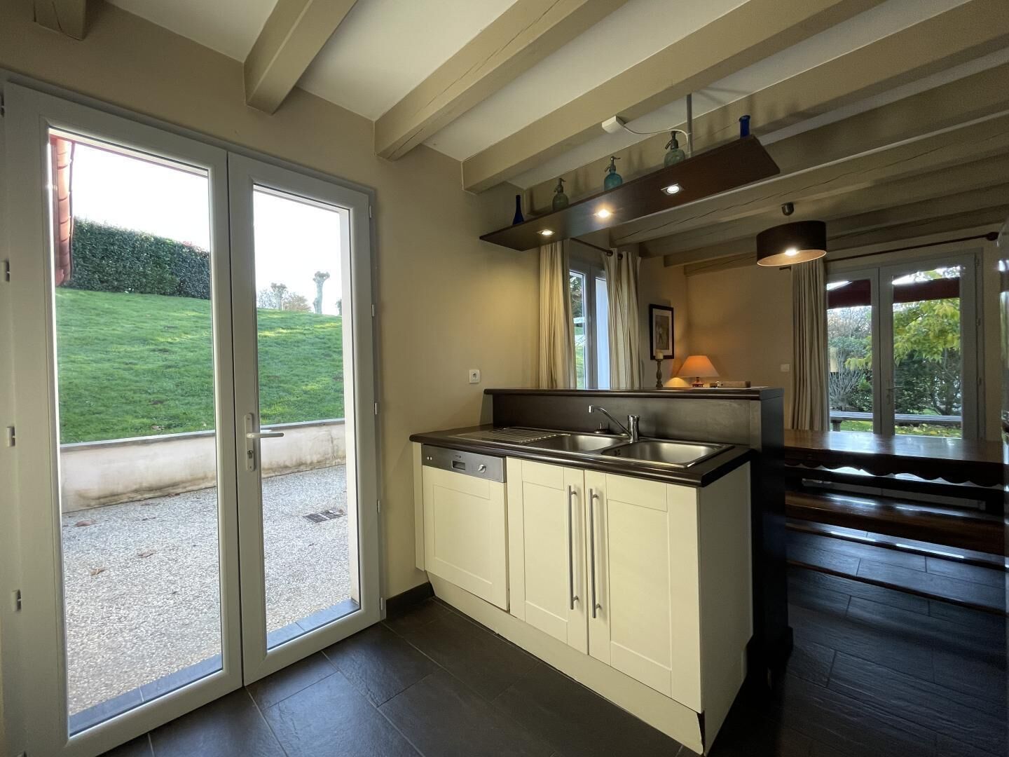 Een koelkast, een microgolfoven, een vaatwasser