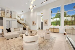 Smart TV, chimenea y tenis de mesa