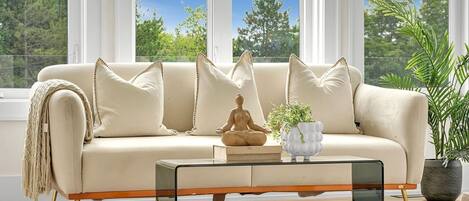 Smart-tv, pejs, bordtennisbord