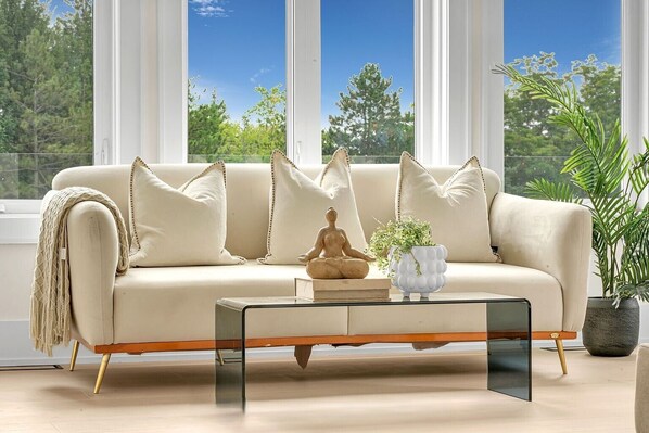 Smart TV, chimenea y tenis de mesa