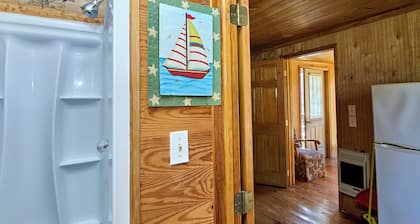 Charming 1-bedroom cabin in delightful Statts Mills with AC