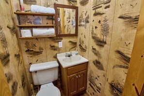 Regadera, toallas, papel de baño 