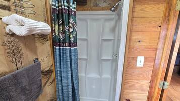 Dusche, HandtĂŒcher, Toilettenpapier