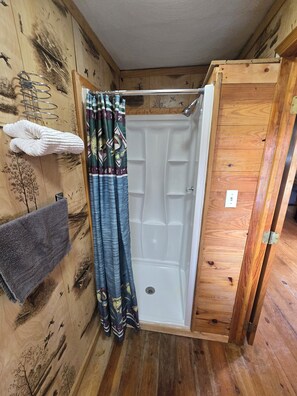 淋浴設備、提供毛巾、廁紙