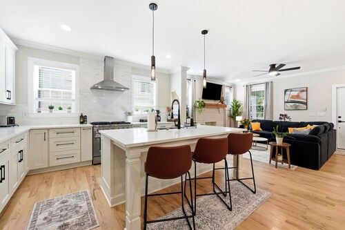 Bright & Airy Historic Home - Near DT/Midtown/Tech