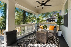 Terrace/patio - Bright & Airy Historic Home - Near DT/Midtown/Tech (Atlanta)