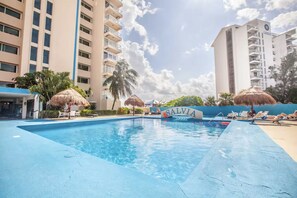 Pool - Oceanview Studio Beachfront in Hotel Zone (Cancun)