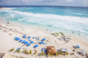 Beach - Oceanview Studio Beachfront in Hotel Zone (Cancun)