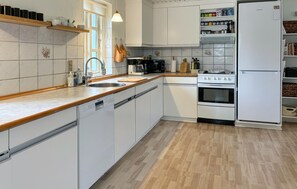 Fridge, stovetop, dishwasher, coffee/tea maker