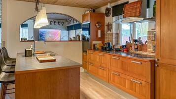 Fridge, stovetop, dishwasher, coffee/tea maker