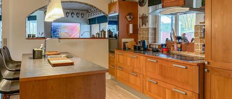 Kjøleskap, kokeplater, oppvaskmaskin og kaffetrakter/tekoker