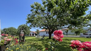 A garden with a statue, a tree, and a building in the background. - URTXOAK BIXTAN - UHART-CIZE (UHART-CIZE)