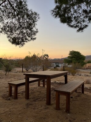 Outdoor dining - Serenity View — pet-friendly & outdoor tub (Joshua Tree)