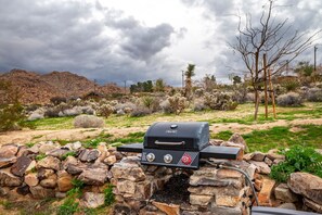 Property grounds - Serenity View — pet-friendly & outdoor tub (Joshua Tree)