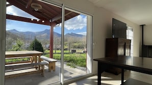 Eine moderne Küche mit großem Fenster, einem Holztisch und einer Bank.