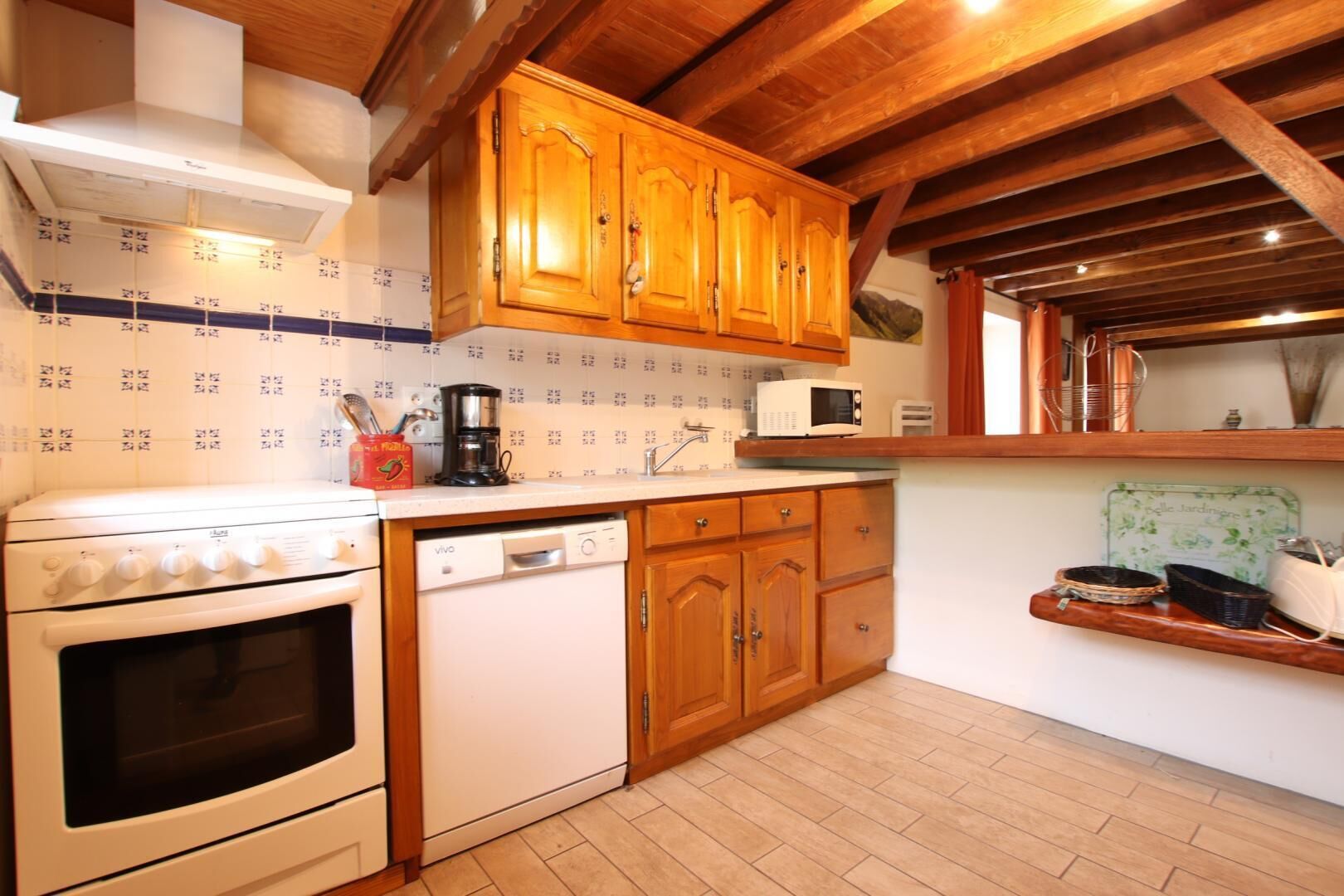 ثلاجة، ميكروويف، موقد طهي مسطح، غسالة أطباق