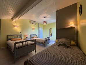 A bedroom with two beds, a nightstand, a mirror, and wall-mounted lamps. - BIXTA EDER - MACAYE - B&B (MACAYE)