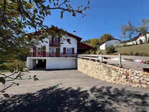 A two-story house with a stone wall and a balcony. - BIXTA EDER - MACAYE - B&B (MACAYE)
