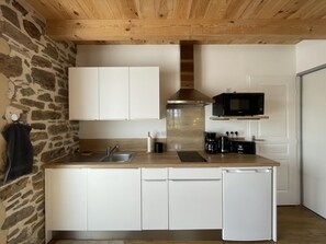 Kühlschrank, Mikrowelle, Herdplatte, Geschirrspüler