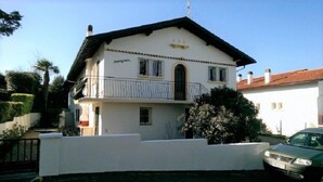A two-story house with a balcony and a car parked in front. - PIERRE BAITA - GUETHARY (GUETHARY)
