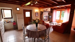 A cozy living room with a dining area, a kitchen, and a TV. - SALATUA - MUSCULDY - Gîte (MUSCULDY)