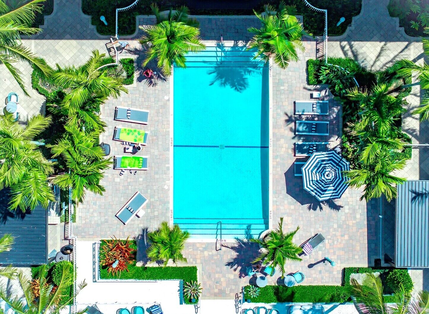 Alberca al aire libre y alberca climatizada