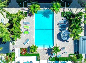 حمّام سباحة خارجي، حمّام سباحة مُدفَّأ