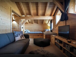 Tv, eldstad och tv-spel