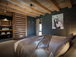 4 bedrooms, WiFi, bed sheets