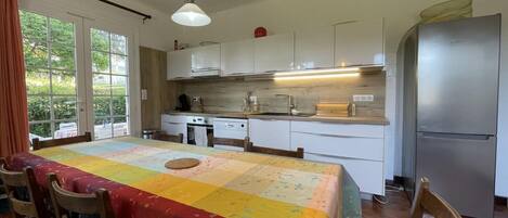 Fridge, stovetop, dishwasher