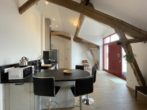 Kylskåp, mikrovågsugn, spishäll och diskmaskin