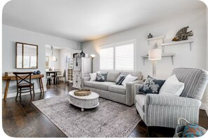 Living area - Condo With Heated Pool! Beach & Ocean Access! (Pompano Beach)