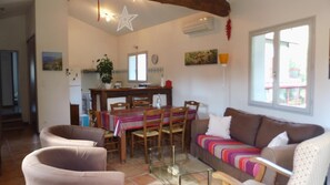 TV, fireplace - ETXE TTIPIA - ISPOURE (ISPOURE)