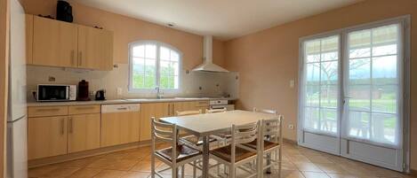 冷蔵庫、電子レンジ、食器洗い機